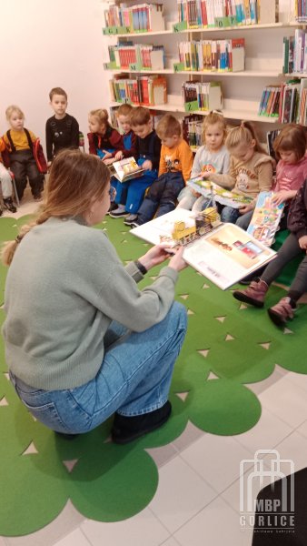 Biblioteka Gorlice, Dzieci oglądaja ksiażke pop-up o wynalazkach
